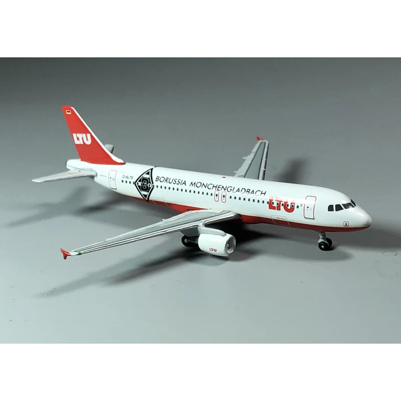 Статическая демонстрация моделей самолетов немецких авиакомпаний A320 d altb 1:500| |