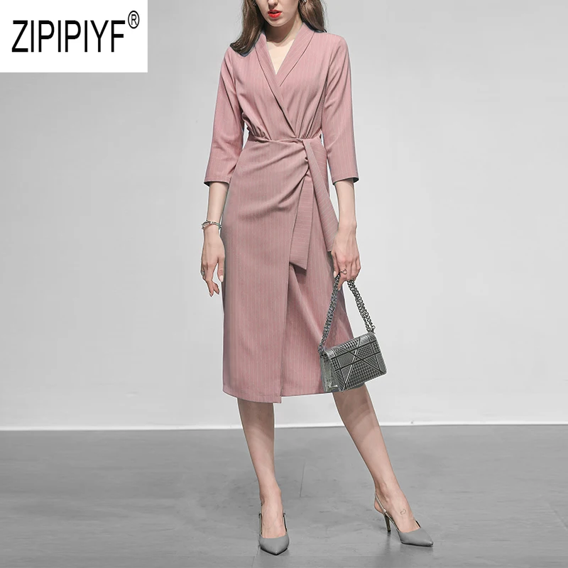 Женское Ассиметричное платье в полоску офисное с оборками отложным воротником и