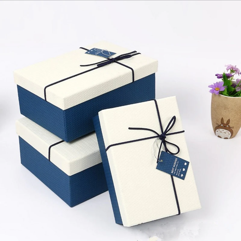 Просто уложите прямоугольную текстурированную бумажную подарочную коробку