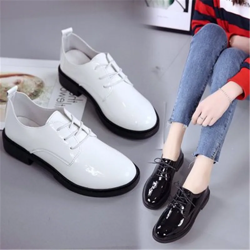 Туфли-оксфорды женские из лакированной кожи на шнуровке плоская подошва