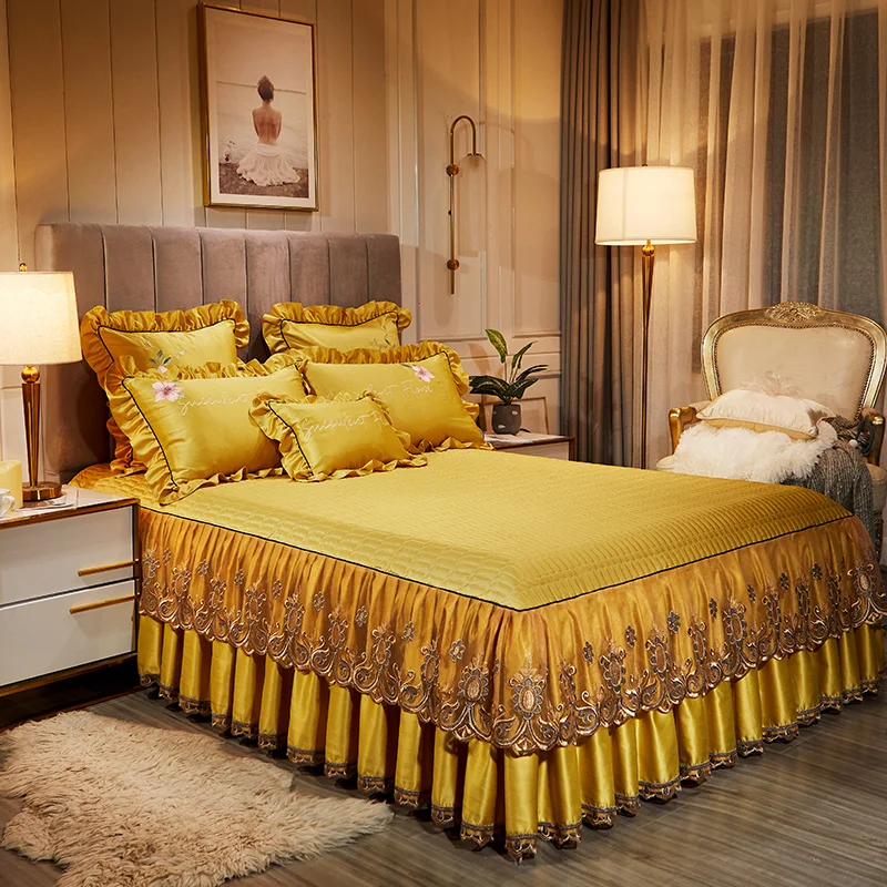 Роскошная шелковистая простыня с шелковым блеском и кружевной каймой наволочки