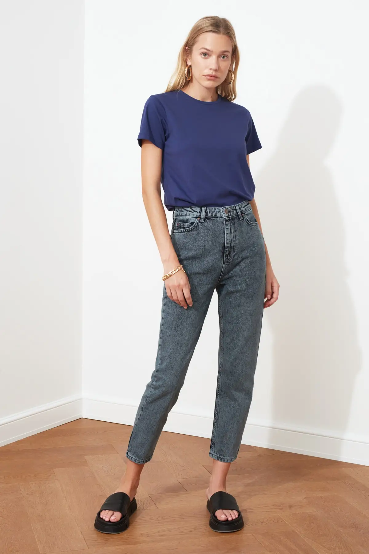 

Trendyol Dark Blue High Waist Mom Jeans TWOAW20JE0180