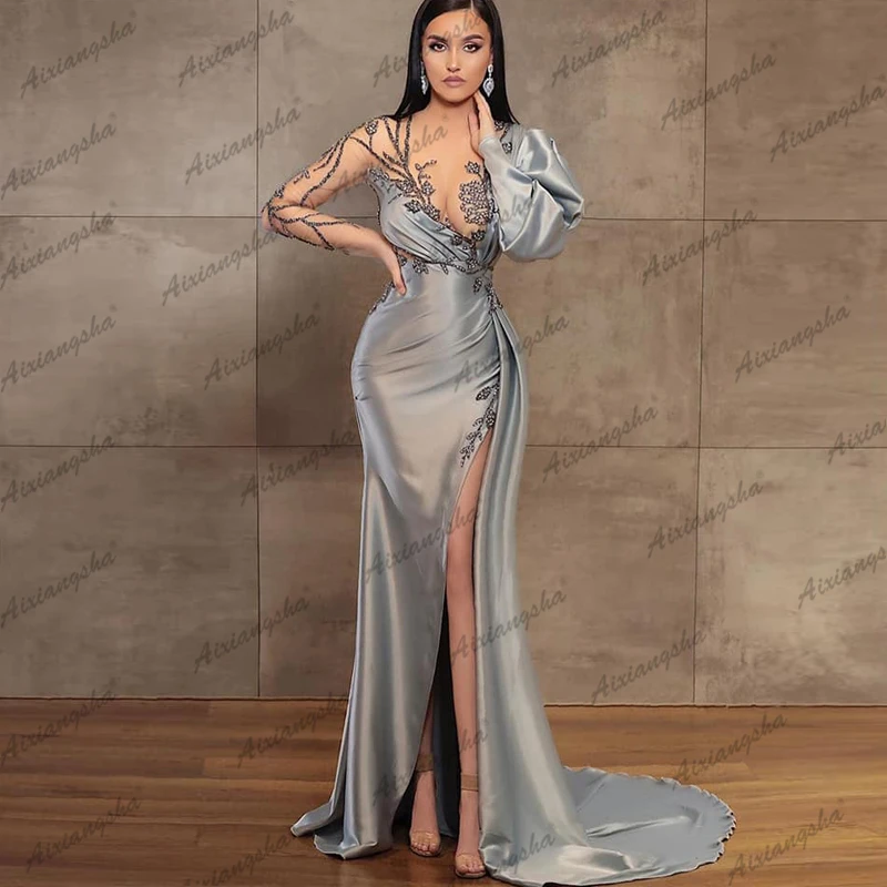 Женское вечернее платье со шлейфом серебристое шелковое Русалка с разрезом