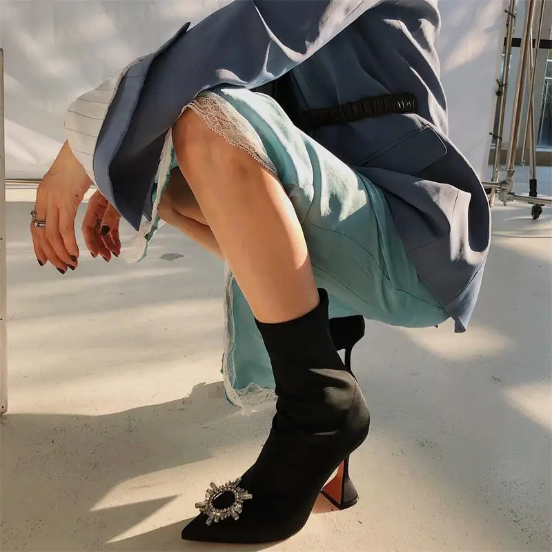 Scarpe donna/зимние женские ботильоны с острым носком; Цвет Черный; короткие женские туфли на высоком каблуке с цветочным узором и кристаллами; женская обувь; botas mujer