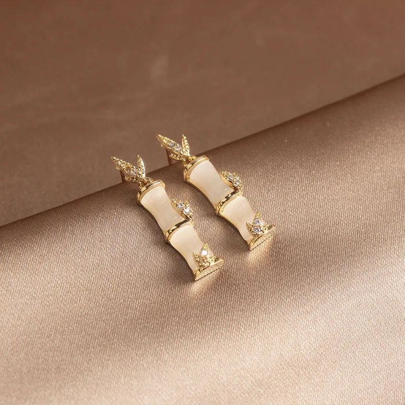 Женские серьги гвоздики с опалом и бамбуком простые Стильные