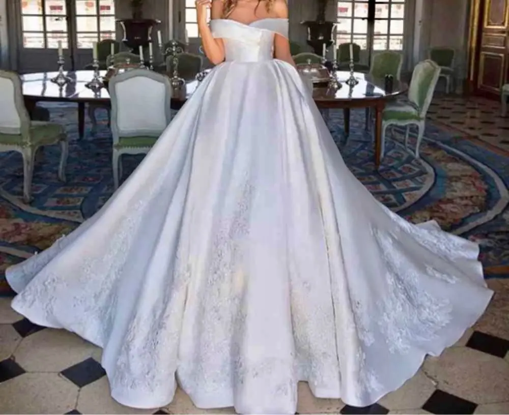 

Verngo White Lace Applique Satin Detachable Train