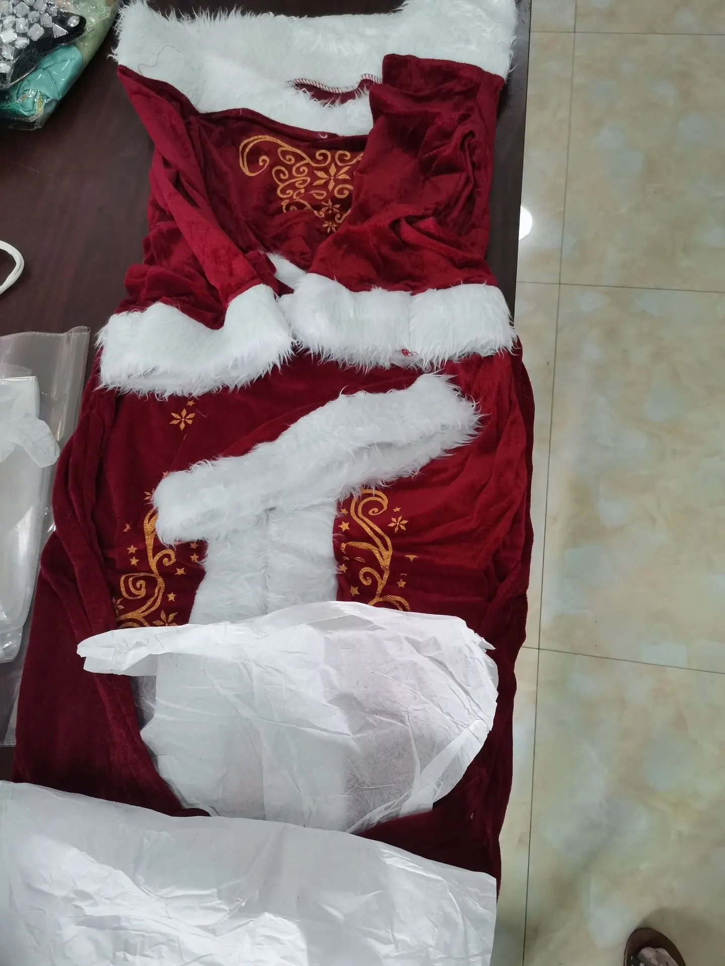 Женское новогоднее платье из мягкого бархата с овальным вырезом и длинными