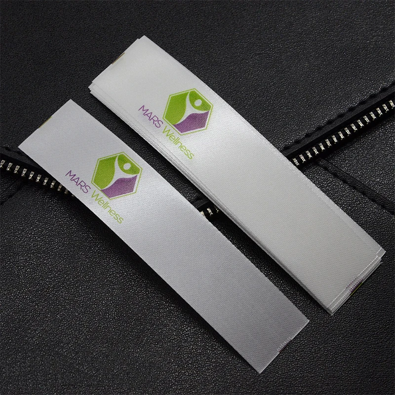 Фабричные атласные этикетки для одежды на заказ складные полиэфирные тканевые с