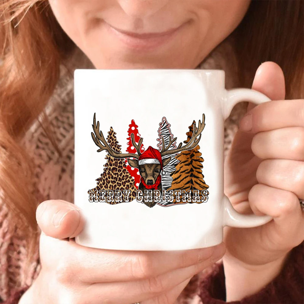 Керамическая чашка для воды на Новый год с принтом Санты и ёлки.