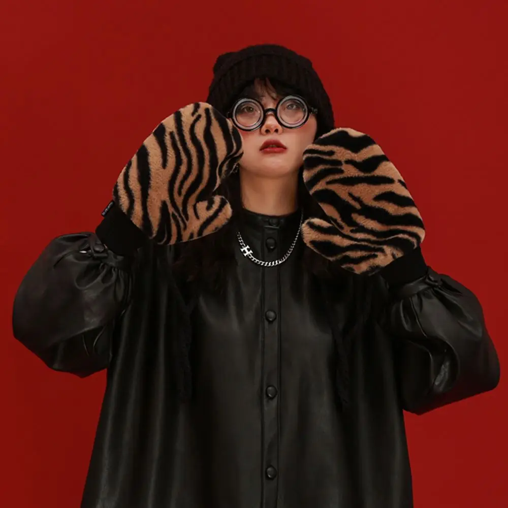 

High Quality Plush Warm Cold-proof Riding Gloves Female Tiger Pattern Cute Full-finger Mittens S2250
