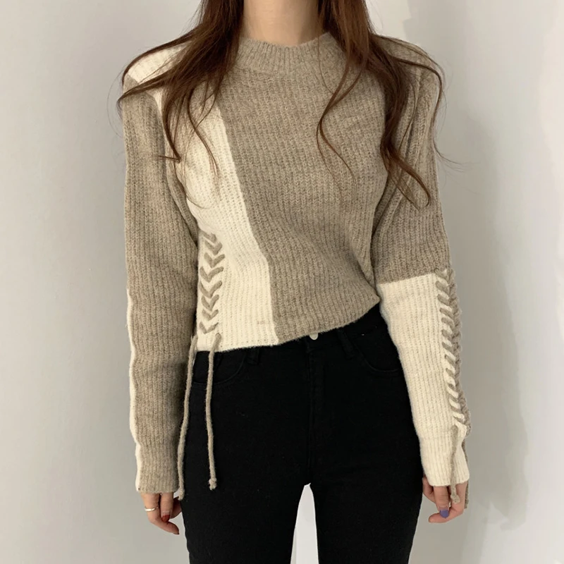 Женский трикотажный свитер в полоску с круглым вырезом и длинным рукавом |