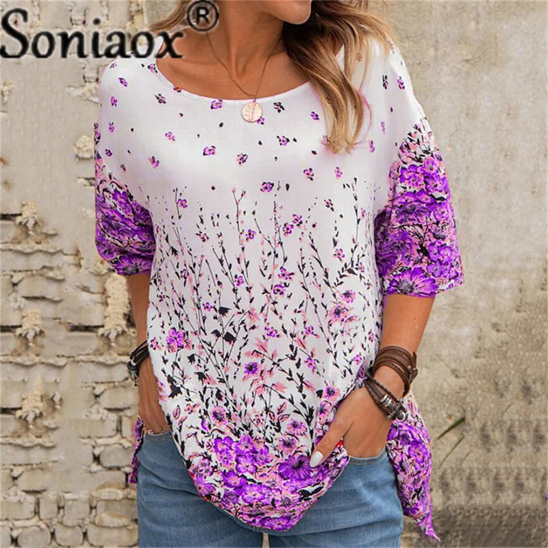 Женская свободная футболка с цветочным принтом круглым вырезом и полурукавами