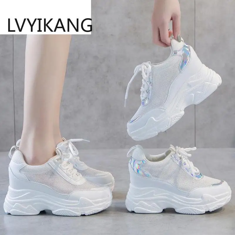 Женские туфли на танкетке белые и Серебристые кроссовки резиновой платформе