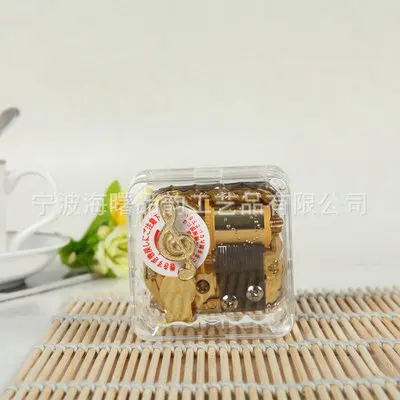 

Квадратная музыкальная шкатулка, позолоченная акриловая Октавная шкатулка, подарки для рукоделия, мебель, подарки, заводные игрушки