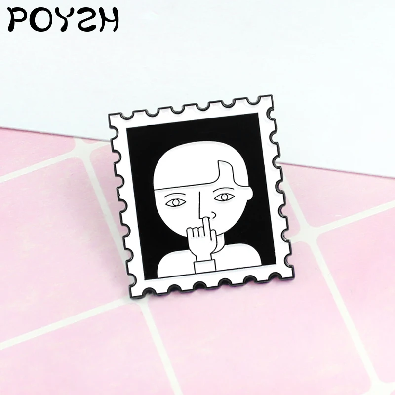 Забавная брошь мальчик маленький палец копать нос мать промахивает ее ребенок в