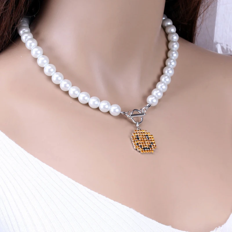 

Wish Card Crystal Smiling Face Pearl OT Button Short Necklace Temperament Pearl Chain Party Wedding Jewelry Gift to Your Lover