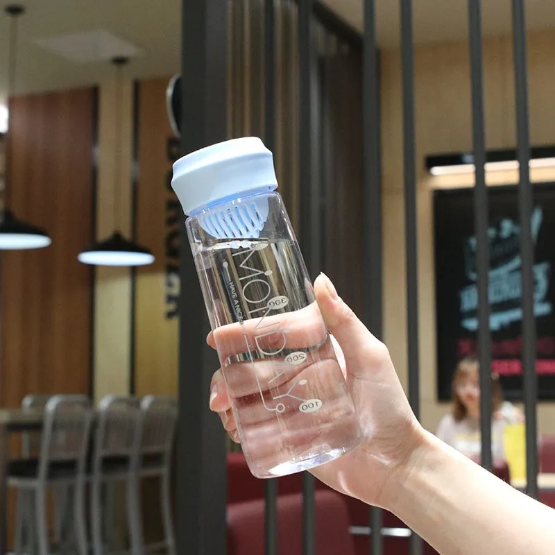 Простая и свежая пластиковая чашка с фильтрующей веревкой высокотемпературная