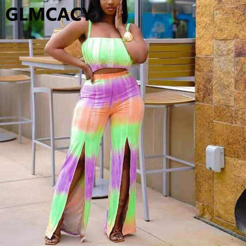 

Летний костюм из двух предметов, короткий топ на бретелях-спагетти и свободные брюки с высокой талией и разрезом