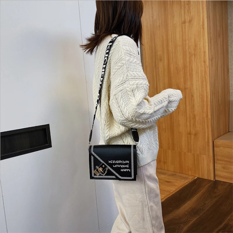 

2021 New Fashion Fashion Korean Version Versatile Personalized Buckle Small Square Bag Wide Shoulder Strap Letter Shoulder Bag