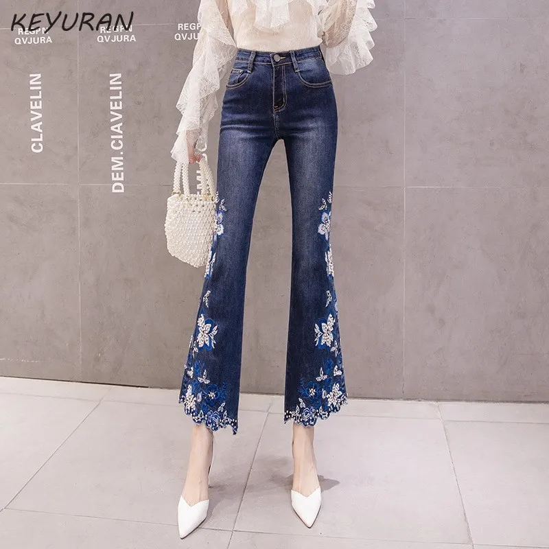 Синие расклешенные джинсы с жемчужной вышивкой и цветочной высокой талией