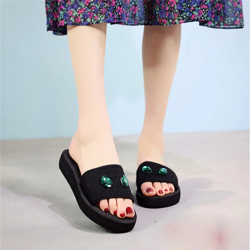 Женские шлепанцы на платформе с жемчужинами летние домашние пляжные без