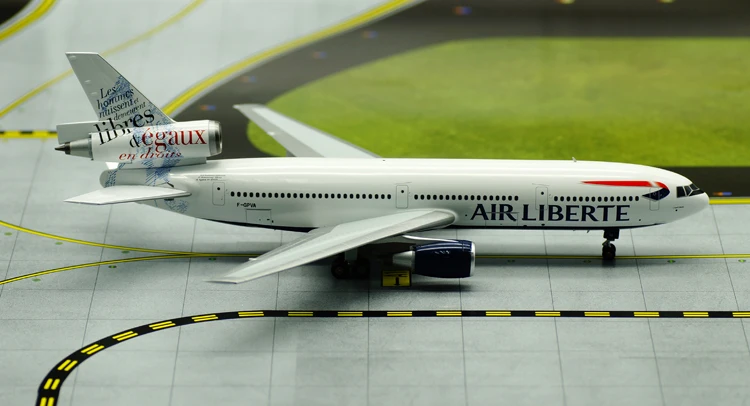 Модель летательного аппарата из сплава модели металлического в масштабе 1:200 |