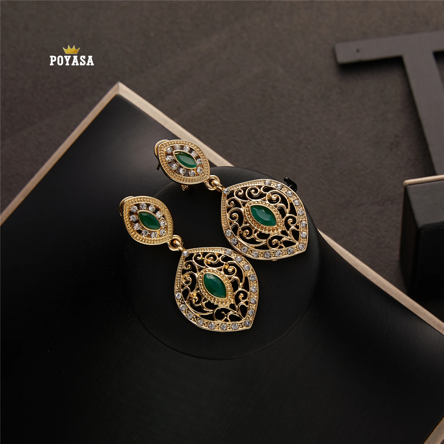 Серьги золотого цвета с красным и зеленым камнем модные ювелирные изделия серьги