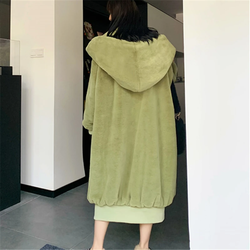 Женское зимнее однотонное пальто с капюшоном модное зеленое большим карманом