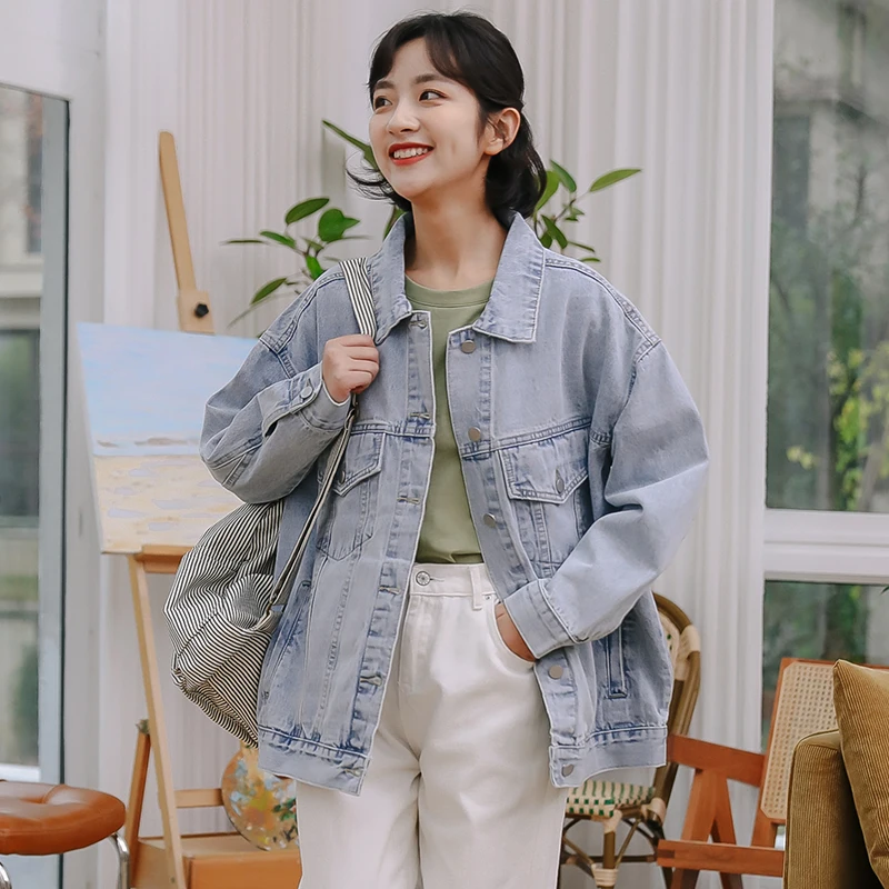 

Женская джинсовая куртка средней длины, с длинным рукавом и воротником-поло