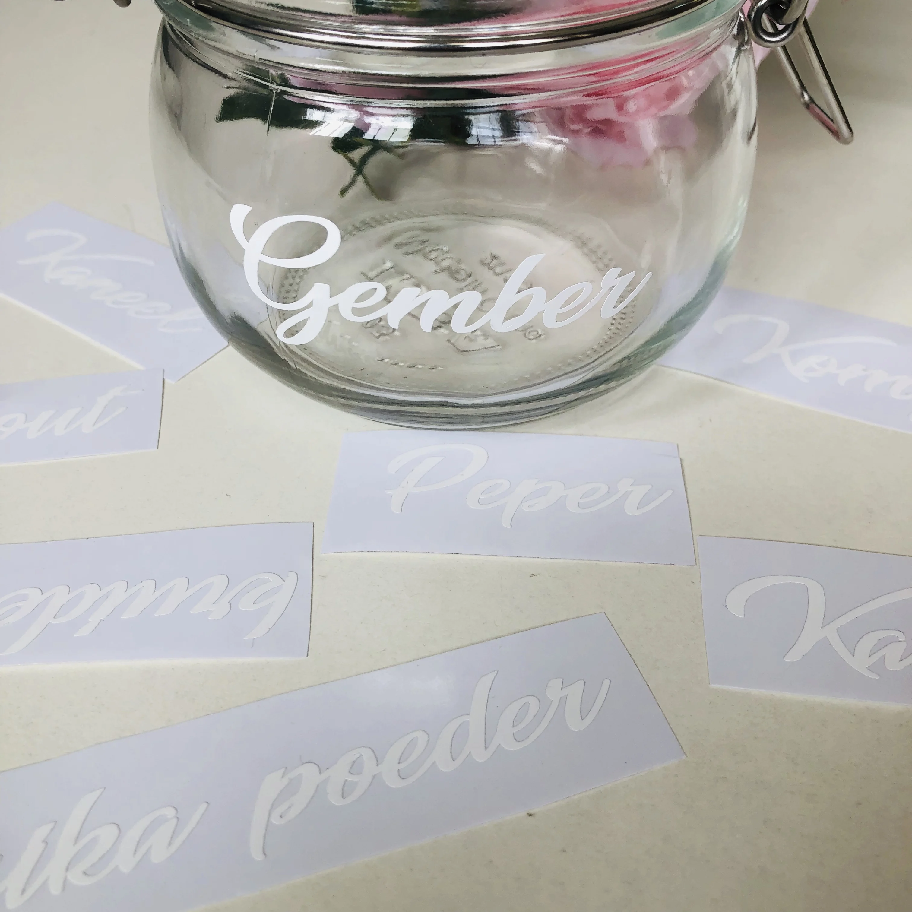 Белые персонализированные наклейки в виде банок и кладовой виниловые с именем на