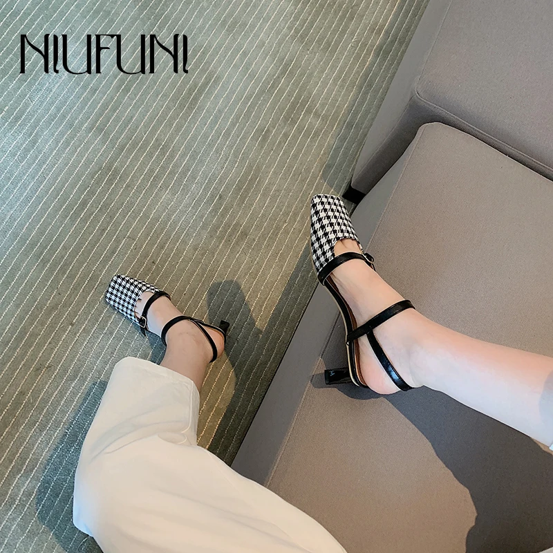 

Женские босоножки; Коллекция 2021 года; Босоножки на толстом среднем каблуке с квадратным носком и ремешком с пряжкой; Женская обувь с ремешко...