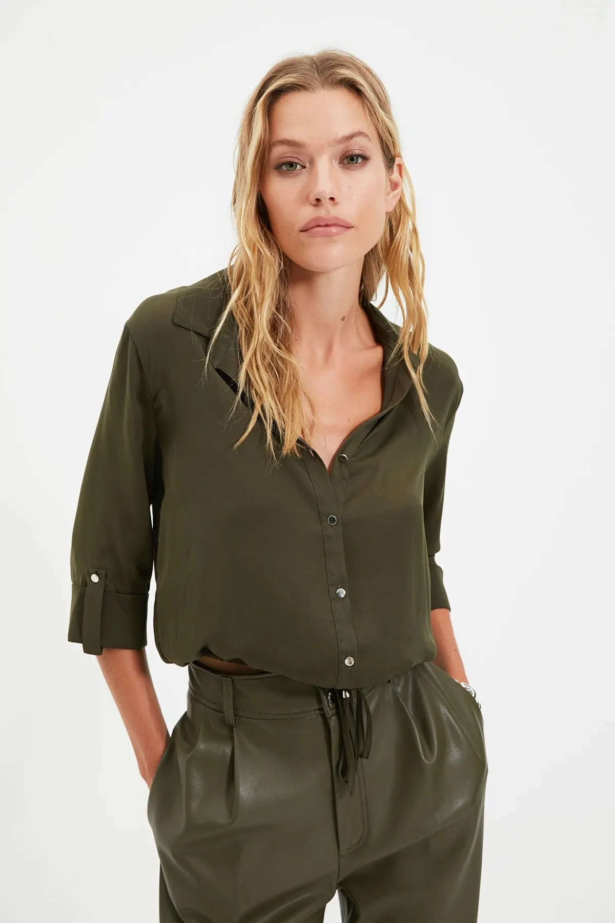 

Женская рубашка цвета хаки