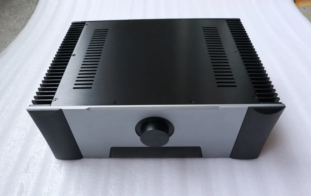 Шасси усилителя мощности KYYSLB класса A с обеих сторон радиатора задняя