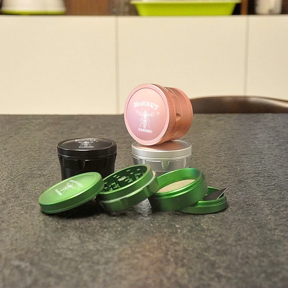 

HORNET 63 MM Tobacco Grinder Spice Grass Crusher Aluminum Hand Grinder Herb Grinder with Diamond Teeth Smoking Accessories