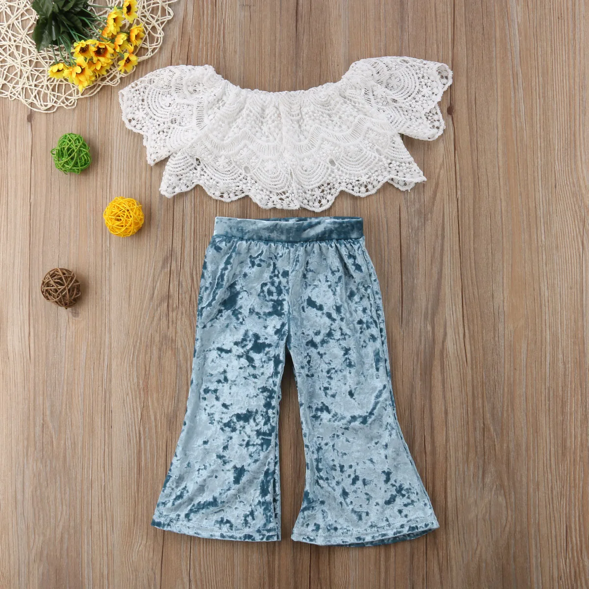 

Комплект из 2 предметов для маленьких девочек, кружевной Цветочный Топ с открытыми плечами и короткими рукавами + Бархатные расклешенные бр...