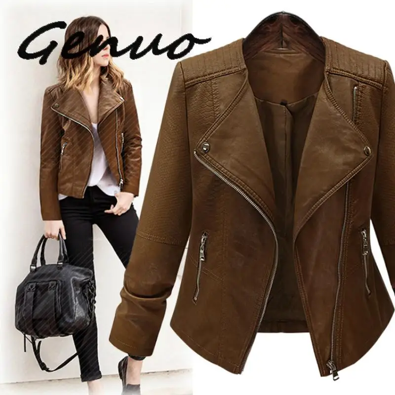 Женская кожаная куртка с заклепками темно коричневая облегающая бомбер из