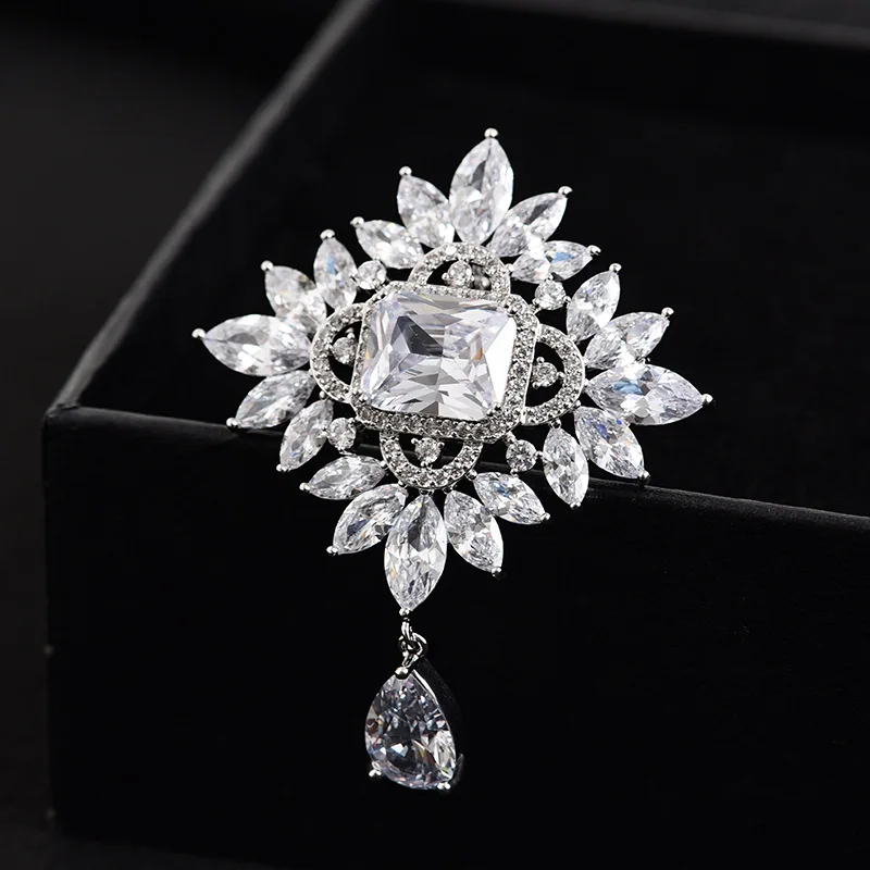 

Exquisite micro inlaid zircon Brooch shining Sika Deer copper Brooch luxurious coat dress decorative clasp pin