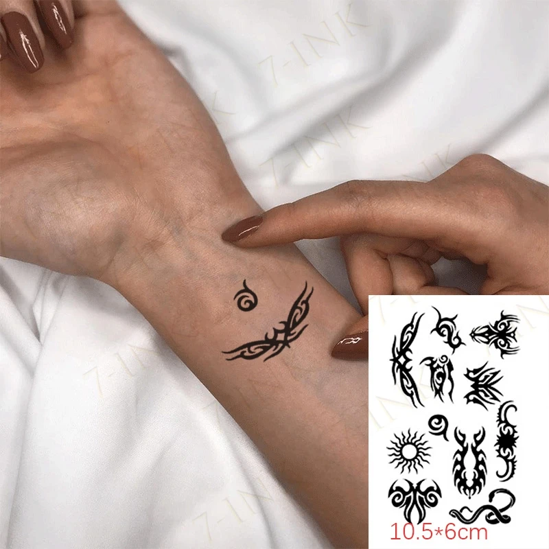 Татуировка переводная ненастоящая маленькая перекрестная за ухом на пальце