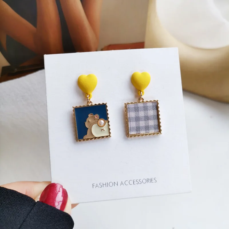 

Retro Pastoral Style Earrings For Women Creative Asymmetric Cute Squirrel Pendientes Temperament Piercing Earrings Jewelry