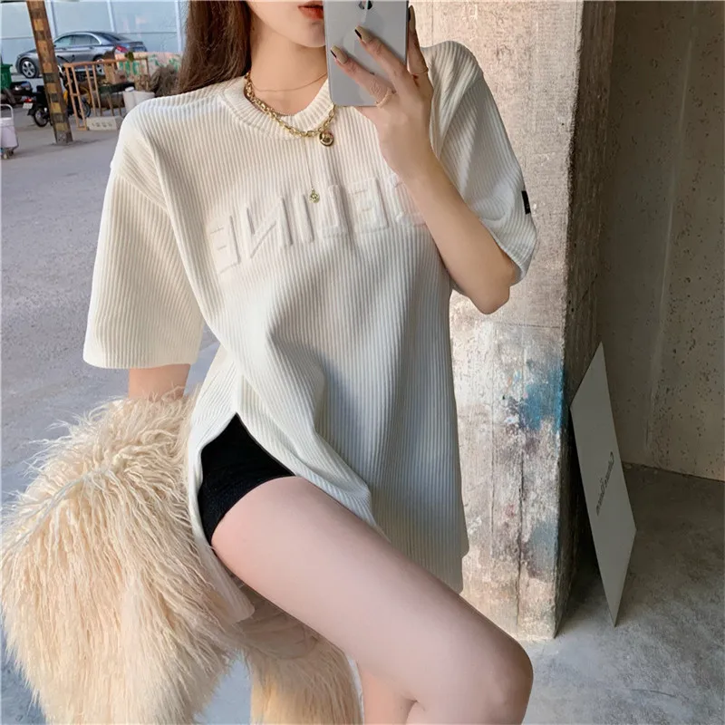 

Новинка Весна 2021 Повседневная Вельветовая футболка средней длины с короткими рукавами и надписью Свободная рубашка с разрезом женская оде...