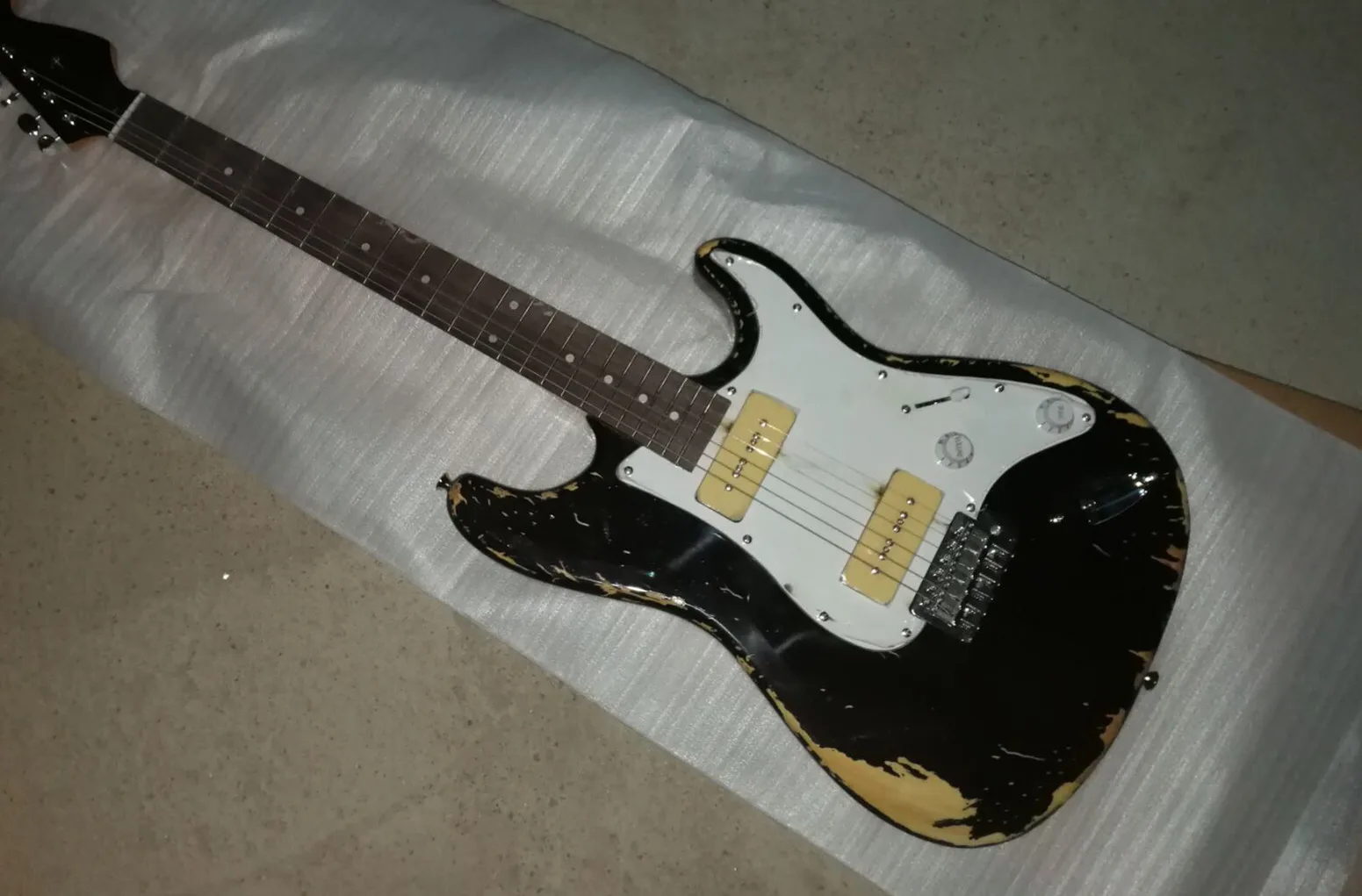 

Retro Black Guitar, basswood body, maple fingerboard, customizable