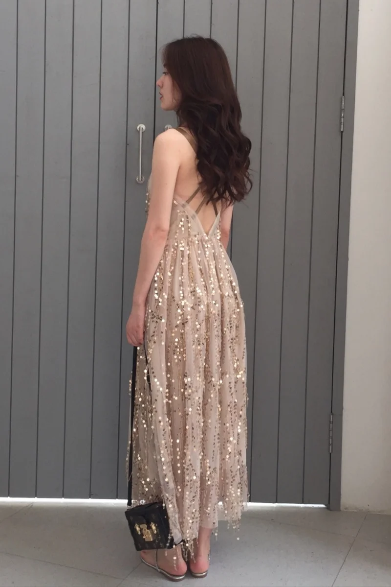 Женское вечернее платье с золотистыми блестками официальное на бретелях