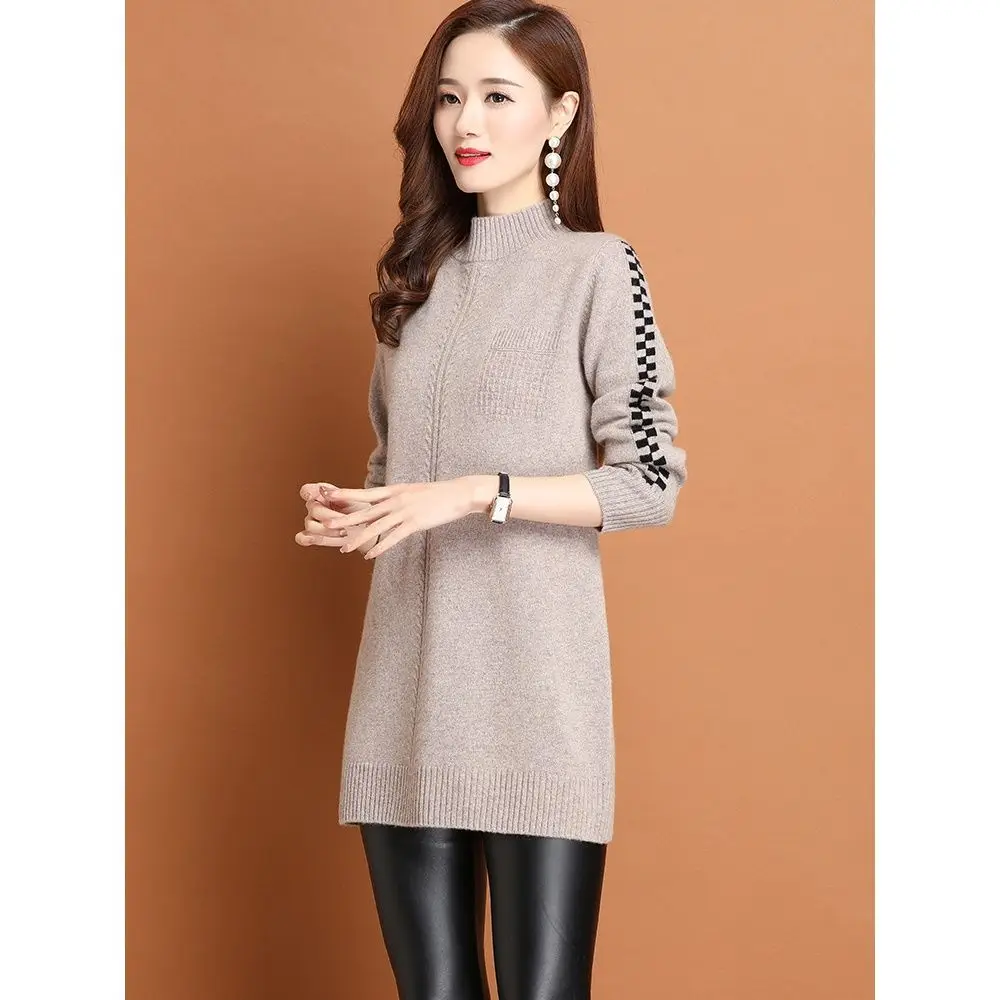 Свитер женский трикотажный средней длины с воротником-хомутом свободный на