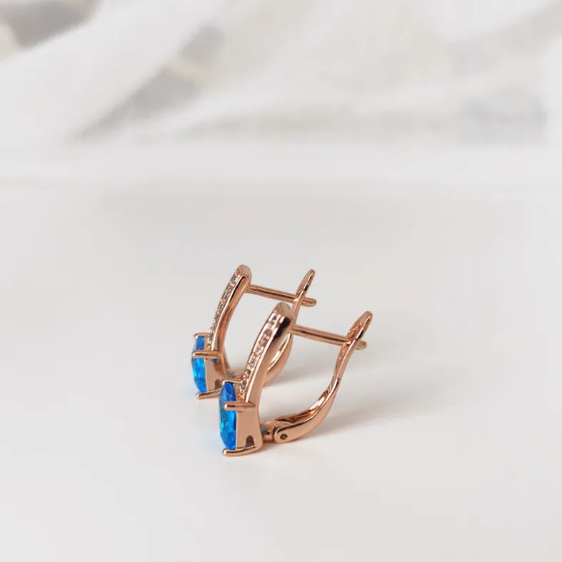 Серьги цвета розового золота 585 пробы с синим цирконом инкрустированные