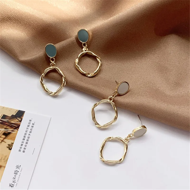 Женские круглые серьги гвоздики в форме капель с нестандартными кисточками