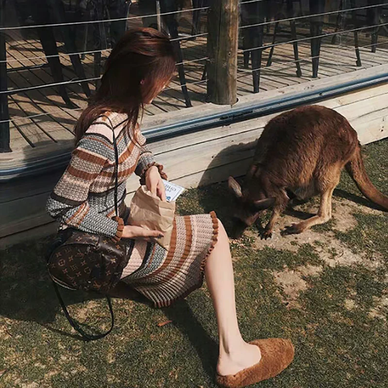 Женское трикотажное платье-свитер в полоску с круглым вырезом