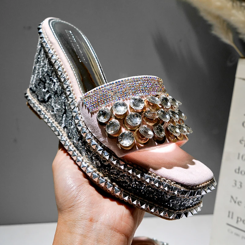 Новинка 2020 года женские розовые босоножки на танкетке со стразами сабо платформе