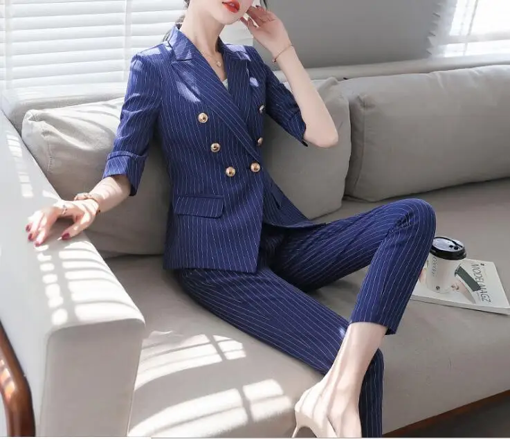 Модный женский костюм с двойным набивным рисунком полурукавами и надрезом