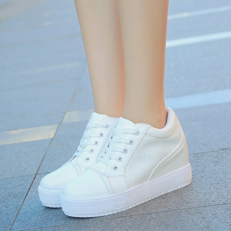 

Женские кроссовки на танкетке, водонепроницаемые повседневные кроссовки черного или белого цвета на платформе, для отдыха, весна 2021