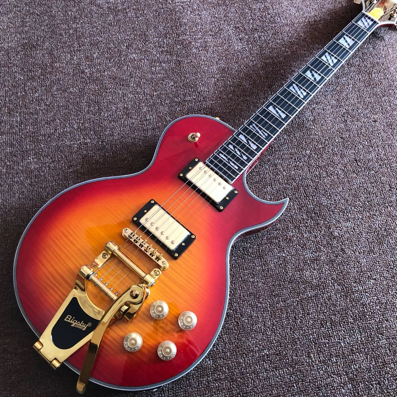 

Custom Sunburst color Tiger Flame electric guitar.ebony fingerboard jazz gitaar, mahogany body.handwork 6 Strings guitarra.